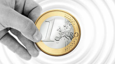 Euro zwischen Fingern