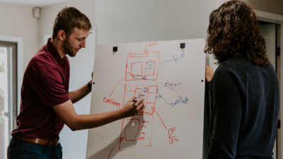 Lehrer und Schüler an Flipchart