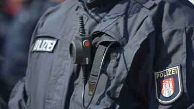 Polizei Uniform mit Mikrofon und Kamera