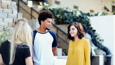 Schüler unterhalten sich auf Schulhof